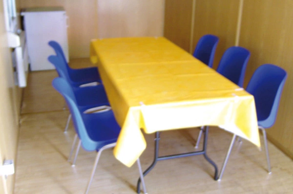 Tische-Stühle-Kühlschrank