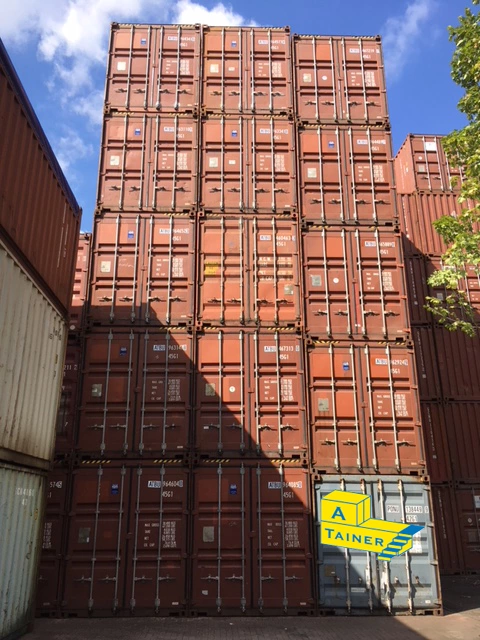 40'HC Stapel im Depot, türseitig