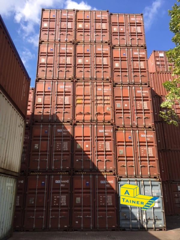 40'HC Stapel im Depot, türseitig