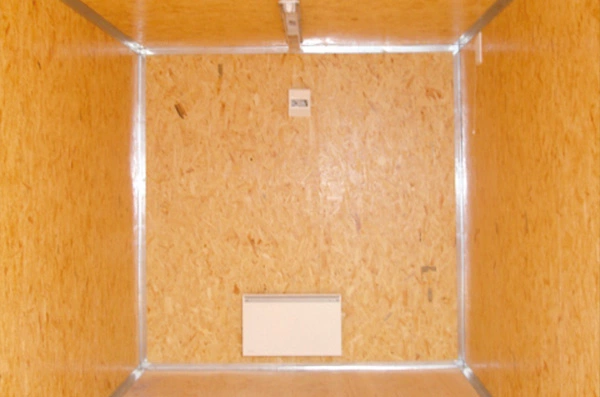 Stahlcontainer-isoliert